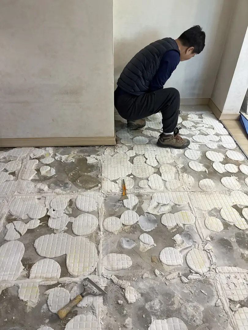 바닥타일들뜸 주방 바닥 타일을 떼어낸 뒤 접착 자국을 정리하는 작업