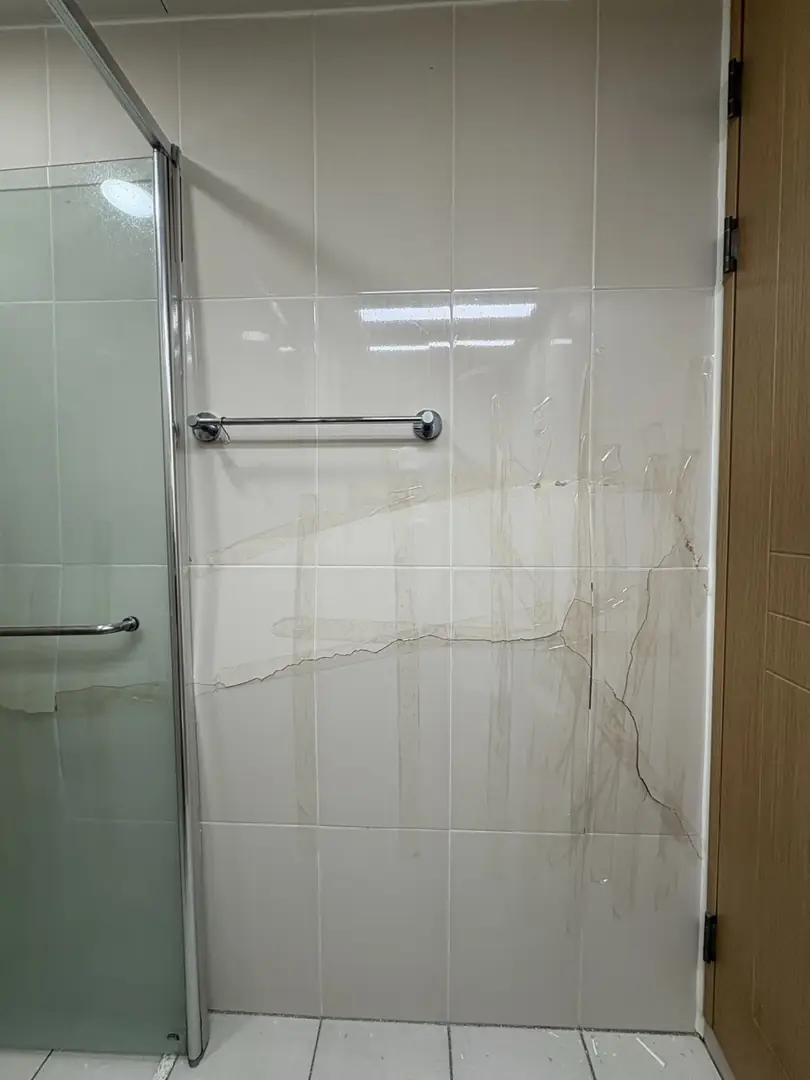 타일균열보수 샤워부스 옆 벽타일에 가로로 난 금과 물 자국