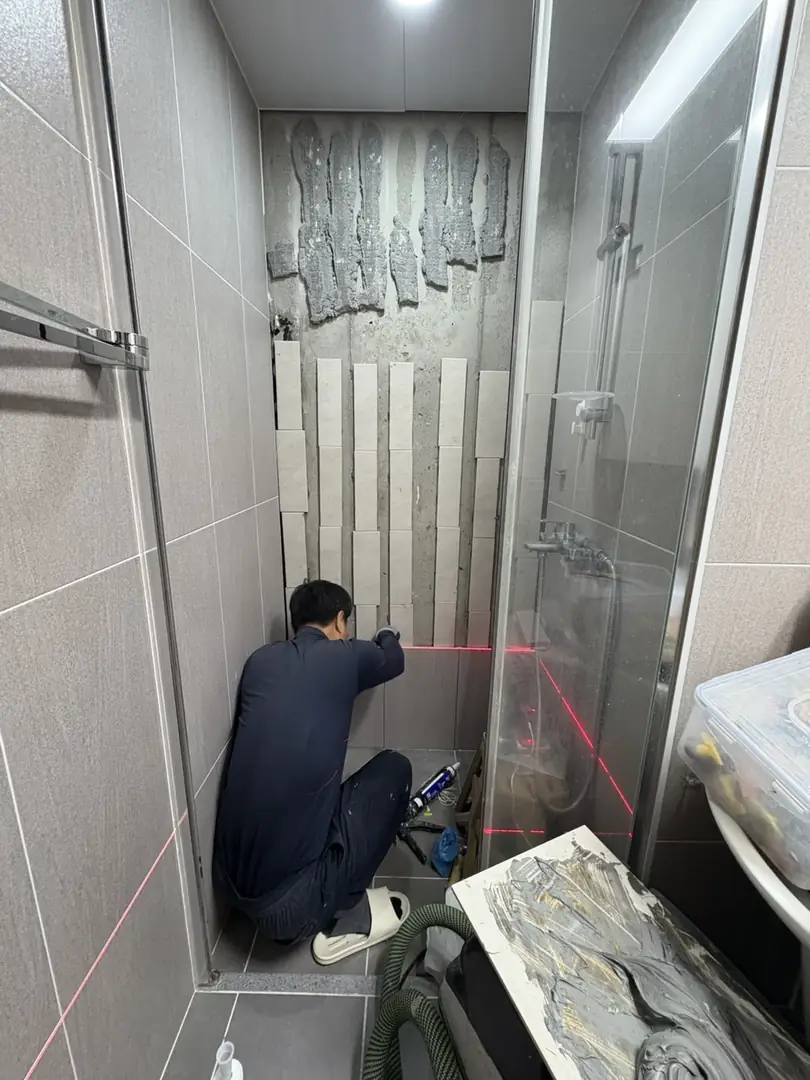 타일 시공 상담 문의 바로가기 - 욕실 벽타일 작업 현장